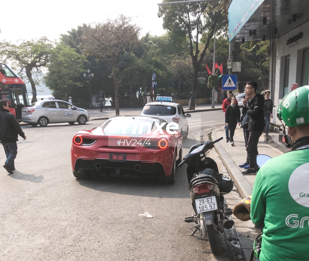 Động cơ kết hợp c&ugrave;ng hộp số ly hợp k&eacute;p 7 tốc độ, nhờ đ&oacute;, si&ecirc;u ngựa Ferrari 488 GTB chỉ mất thời gian 3 gi&acirc;y để tăng tốc l&ecirc;n 100 km/h từ vị tr&iacute; đứng y&ecirc;n trước khi đạt vận tốc tối đa 330 km/h.