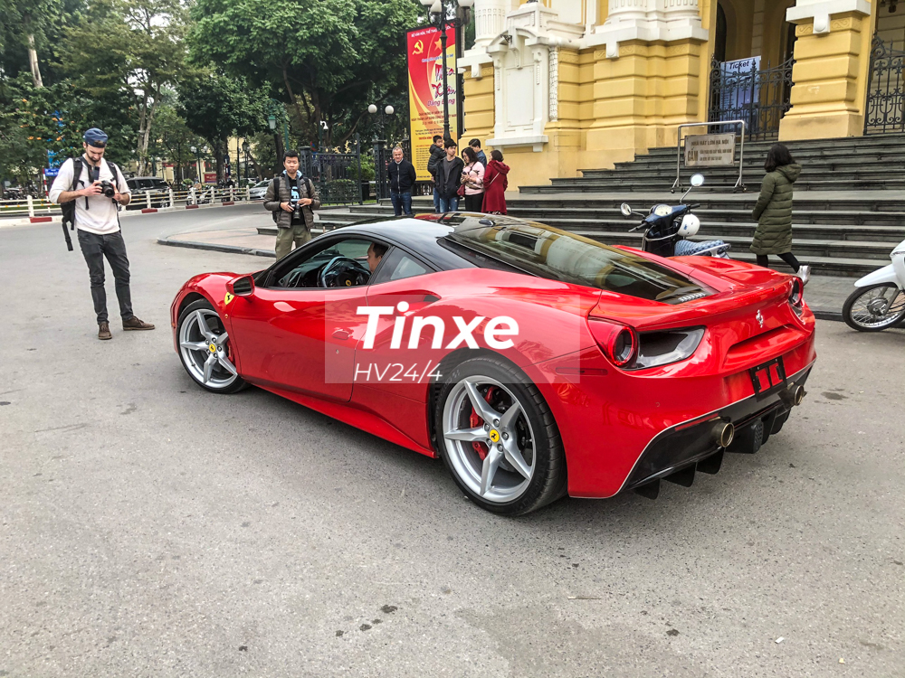 Hiện số lượng d&ograve;ng si&ecirc;u xe Ferrari 488 GTB Coupe tại H&agrave; Nội c&oacute; khoảng 2 chiếc mang m&agrave;u đỏ, chiếc xe xuất hiện v&agrave;o s&aacute;ng nay được đưa về nước v&agrave;o đầu năm 2019. Một chiếc Ferrari 488 GTB Coupe mang m&agrave;u đỏ kh&aacute;c hiện đang định cư ở Thủ Đ&ocirc; l&agrave; của nam ca sĩ Tuấn Hưng.
