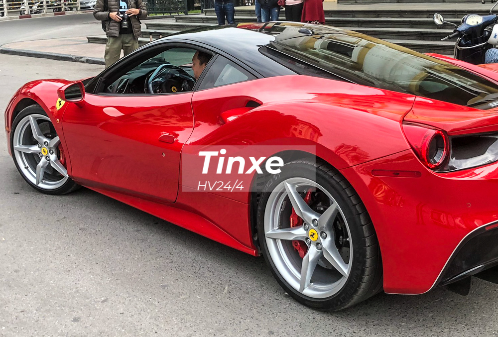 Si&ecirc;u xe Ferrari 488 GTB được trang bị động cơ V8, tăng &aacute;p k&eacute;p, dung t&iacute;ch 3.9 l&iacute;t