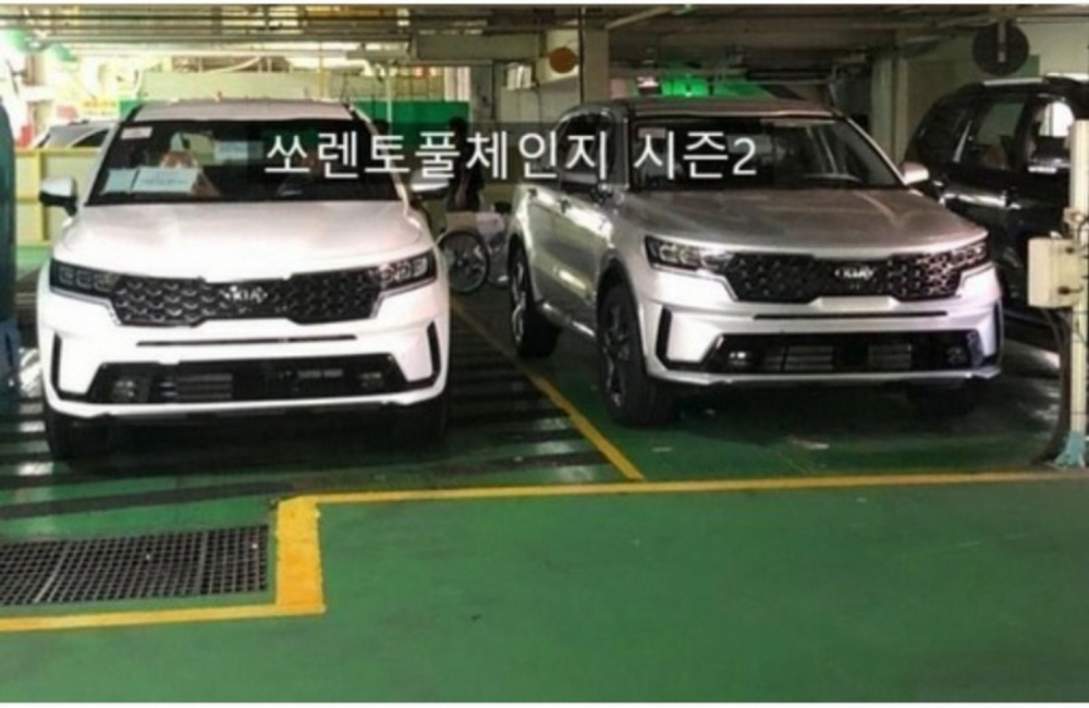 Cặp đôi Kia Sorento 2021 xuất hiện trong một hầm đỗ xe tại Hàn Quốc