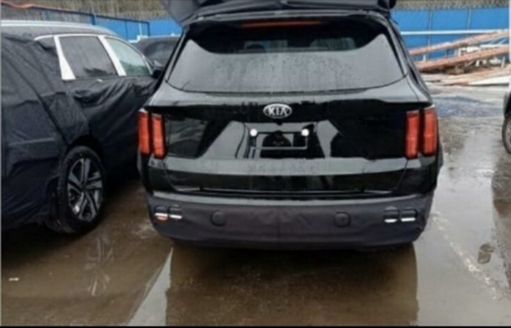Kia Sorento 2021 được thiết kế theo phong cách vuông vức hơn thay vì tròn trịa như thế hệ cũ
