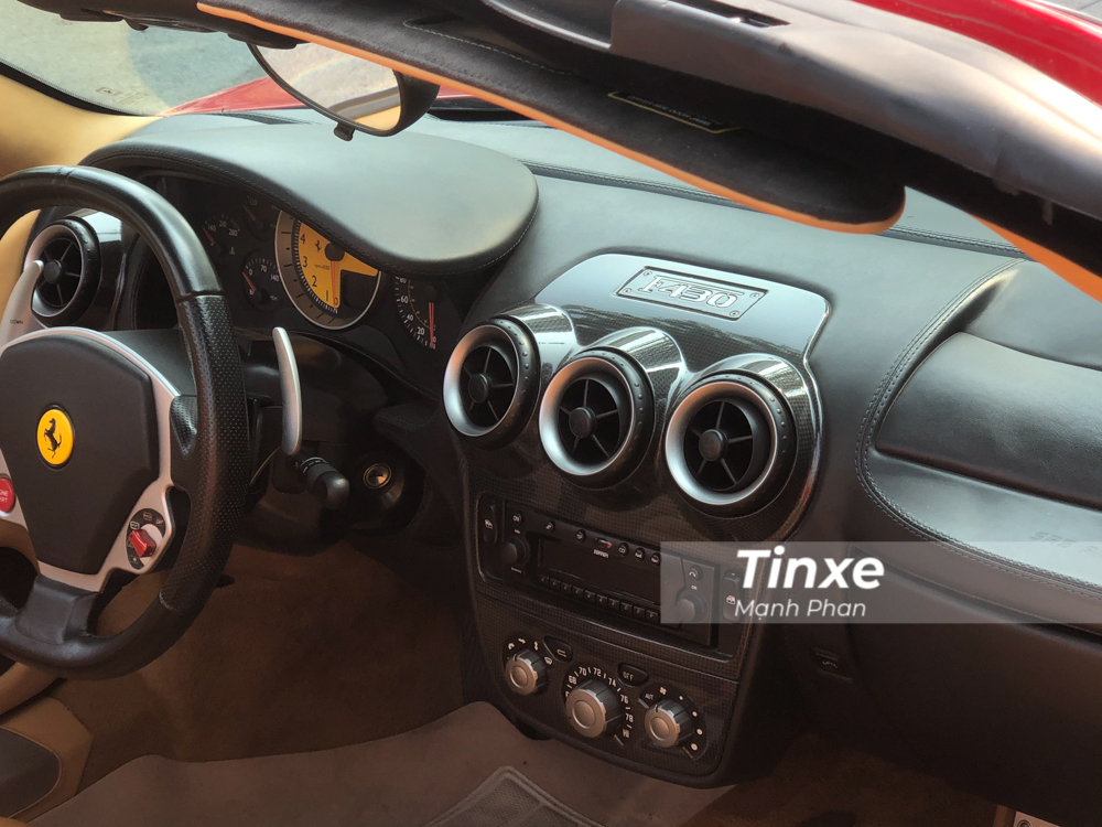 Cận cảnh khoang lái siêu xe Ferrari F430 Spider của doanh nhân Hà Nội