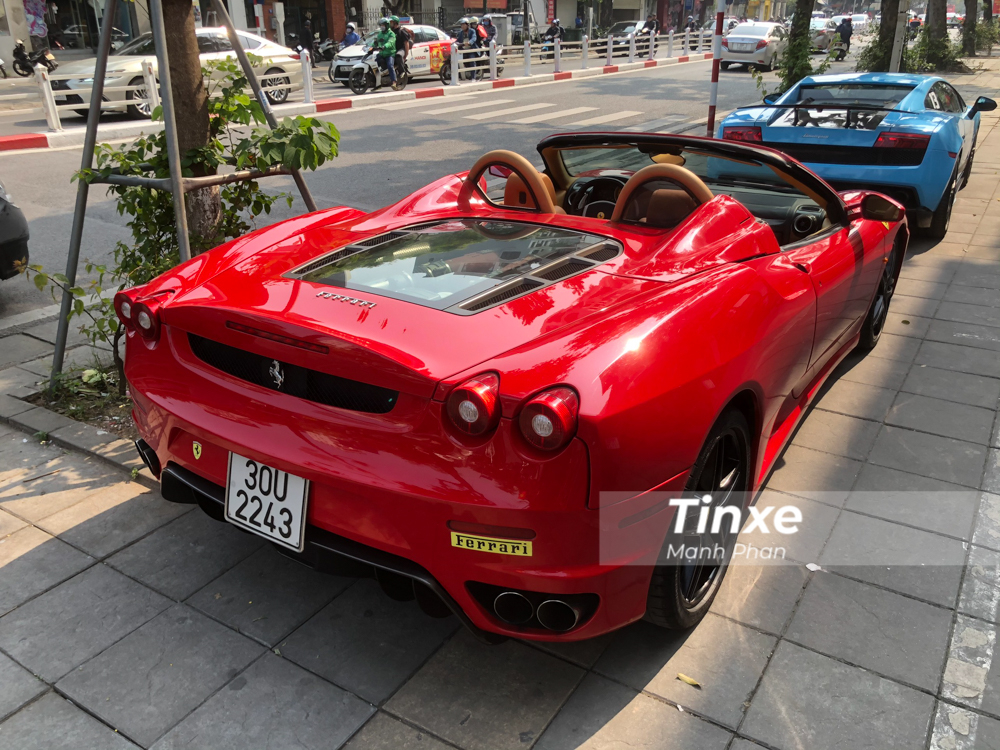 Ngoài việc mang chiếc siêu xe Lamborghini Gallardo LP570-4 Superleggera độc nhất vô nhị tại thị trường Việt Nam ra vỉa hè để đỗ trong những ngày Xuân, doanh nhân Hà Nội còn cho trưng bày cả siêu xe mui trần Ferrari F430 Spider đỏ rực.