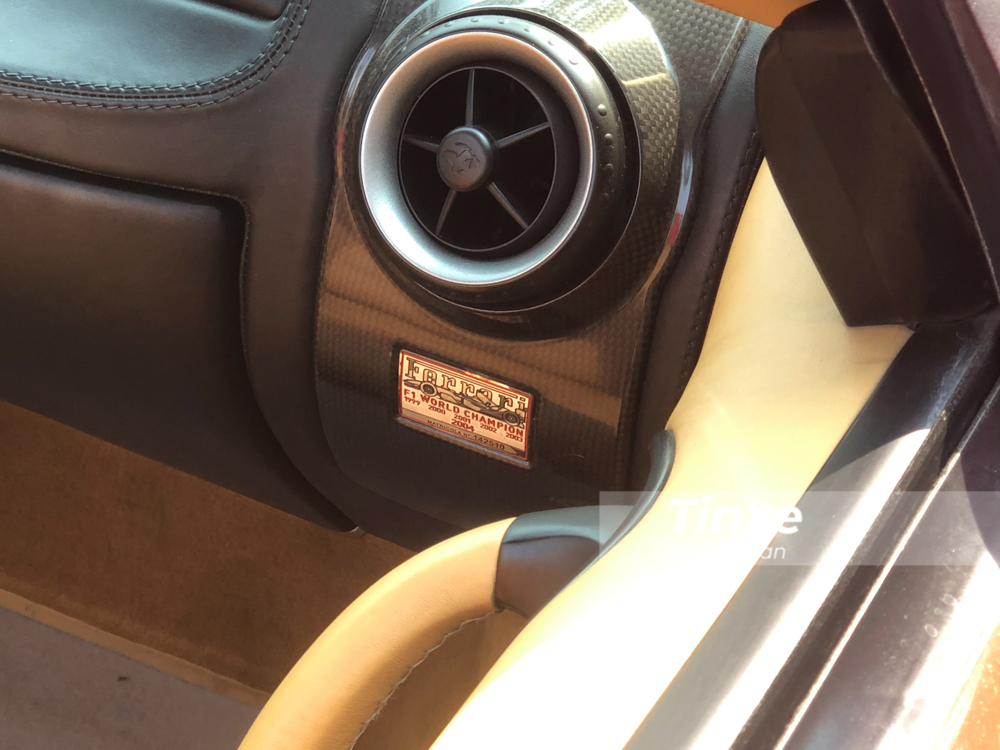 Tương tự như các siêu xe Ferrari F430 Spider khác, phần mui mềm trên chiếc Ferrari F430 Spider chỉ mất khoảng 15 giây để đóng hoặc mở mui. Khi mở mui, phần mui sẽ tự động gập vào không gian đằng sau khoang động cơ.