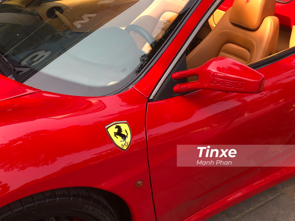Trên vỏ gương của xe còn in dập nổi dòng chữ F430 thể hiện đời xe. Chi tiết này không được nhìn thấy trên các thế hệ sau chẳng hạn như Ferrari 458 Italia, Ferrari 488 GTB hay Ferrari F8 Tributo.