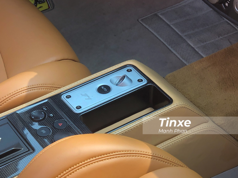 Sức mạnh động cơ được truyền tới bánh thông qua hộp số sàn 6 cấp. Nhờ trọng lượng chỉ 1.450 kg và động cơ mạnh mẽ, Ferrari F430 Spider có thể tăng tốc từ vị trí xuất phát lên 96 km/h trong thời gian chỉ 3,6 giây