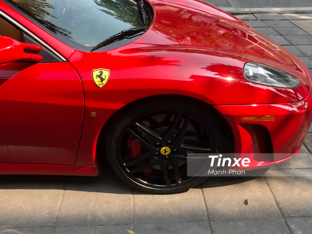 Ngoài bộ áo đỏ rực, chiếc siêu xe Ferrari F430 Spider này còn có bộ mâm 5 chấu kép sơn đen cùng kẹp phanh màu đỏ và chụp mâm màu vàng phối cùng logo ngựa chồm màu đen.