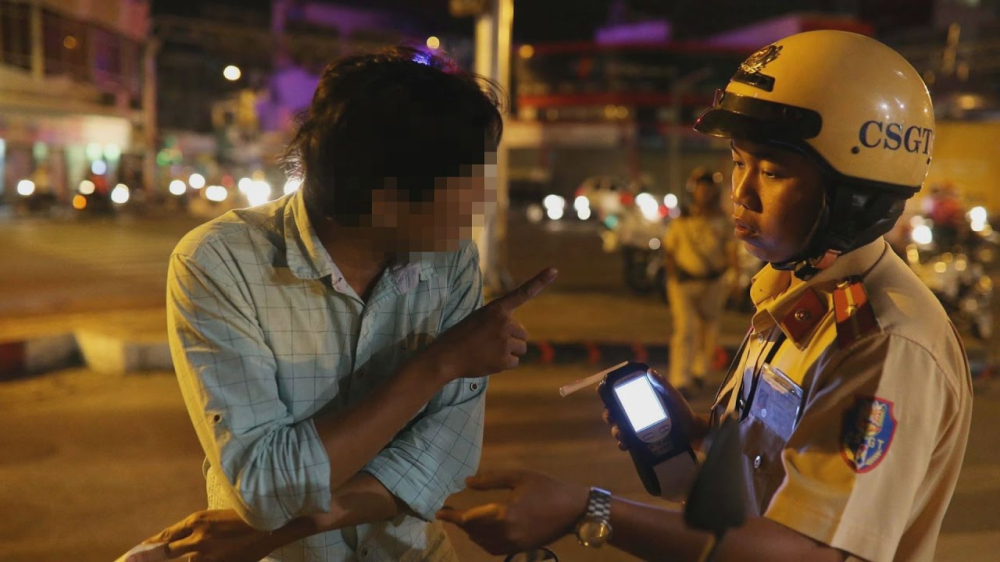 Dù đã được tuyên truyền gần 1 tháng, nhưng vẫn có nhiều người sẵn sàng vi phạm nồng độ cồn trong dịp Tết Nguyên Đán dù mức xử phạt hành chính cao nhất giờ đây lên tới 40 triệu đồng đối với ô tô và 8 triệu đồng đối với xe máy