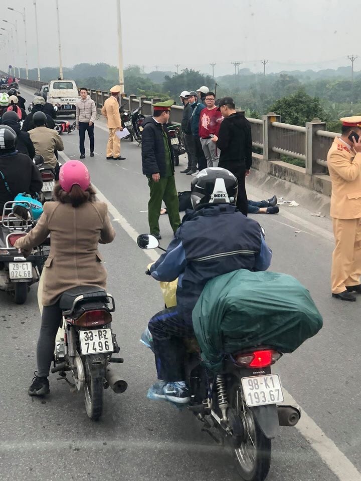 Vụ tai nạn đ&atilde; khiến cầu Vĩnh Tuy, hướng từ quận Long Bi&ecirc;n sang quận Hai B&agrave; Trưng, &ugrave;n tắc giao th&ocirc;ng