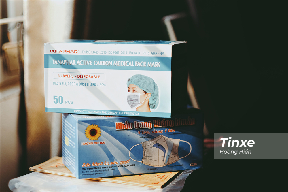 Sử dụng khẩu trang để tự bảo vệ bản th&acirc;n v&agrave; bảo vệ cả những người xung quanh.