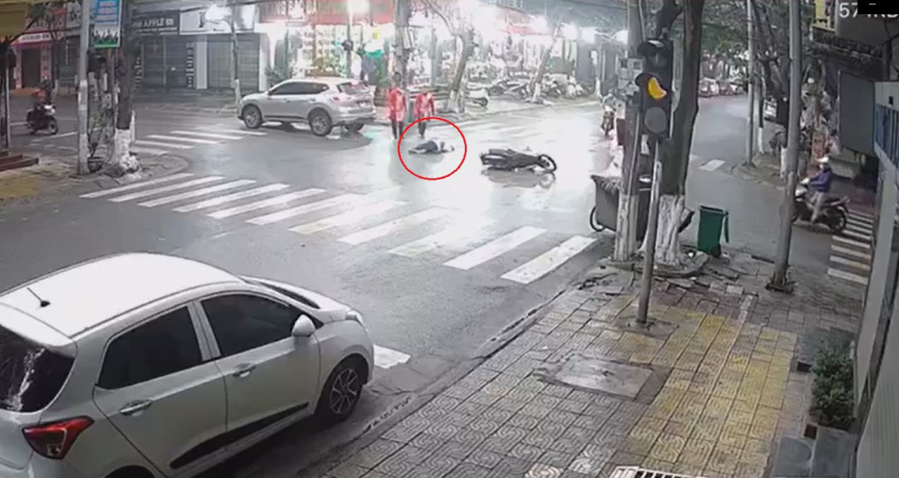 Người phụ nữ nằm bất động giữa ngã tư sau vụ tai nạn Người phụ nữ nằm bất động giữa ngã tư sau vụ tai nạn