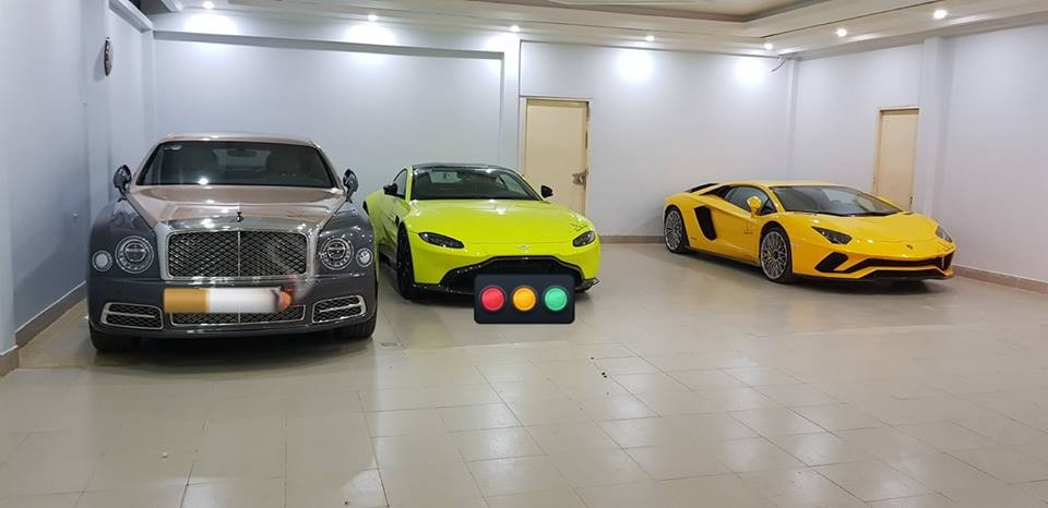 Đ&acirc;y l&agrave; h&igrave;nh ảnh của bộ đ&ocirc;i si&ecirc;u xe Lamborghini Aventador S LP740-4 v&agrave; Aston Martin Vantage V8 2018 c&ugrave;ng xe si&ecirc;u sang Bentley Mulsanne EWB ch&iacute;nh h&atilde;ng ở trong garage của doanh nh&acirc;n quận 12 l&uacute;c chiếc SUV si&ecirc;u sang Bentley Bentayga V8 chưa về nước.