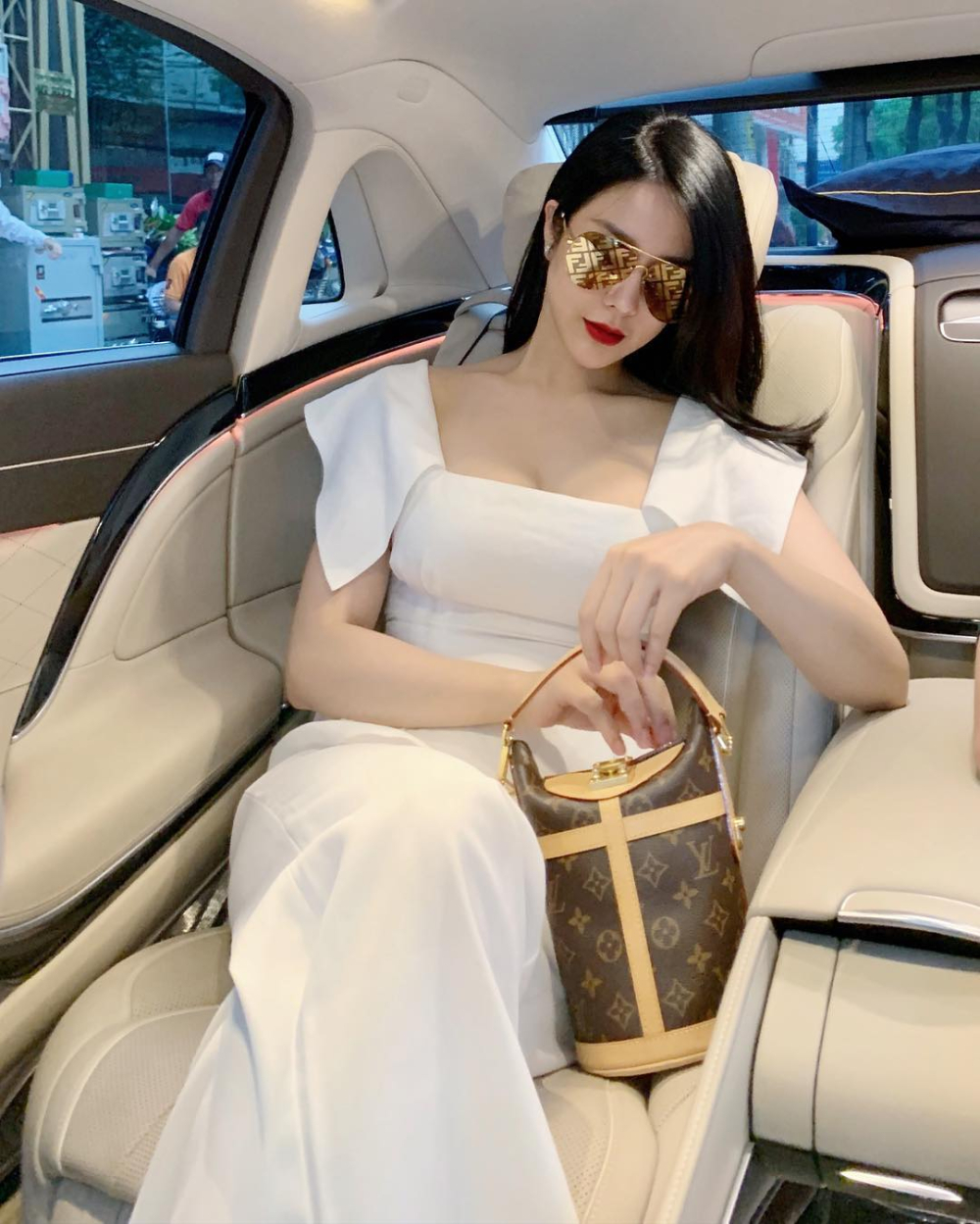 Diệp L&acirc;m Anh trong khoang l&aacute;i Mercedes-Maybach S450 4Matic