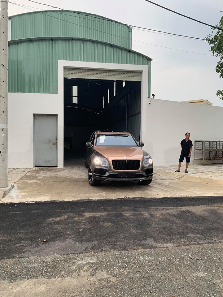 Kh&ocirc;ng chỉ sở hữu bộ &aacute;o 2 t&ocirc;ng m&agrave;u c&aacute; t&iacute;nh Rose Gold Over Magnetic, chiếc SUV si&ecirc;u sang Bentley Bentayga V8 của doanh nh&acirc;n quận 12 c&ograve;n c&oacute; logo Bentley th&ecirc;m đường viền v&agrave;ng v&agrave; k&yacute; hiệu 1919-2019 như dấu hiệu nhận biết đ&acirc;y l&agrave; chiếc Bentley Bentayga sản xuất trong năm 2019 hay thuộc phi&ecirc;n bản kỷ niệm 100 năm ng&agrave;y ra đời của h&atilde;ng xe Bentley.