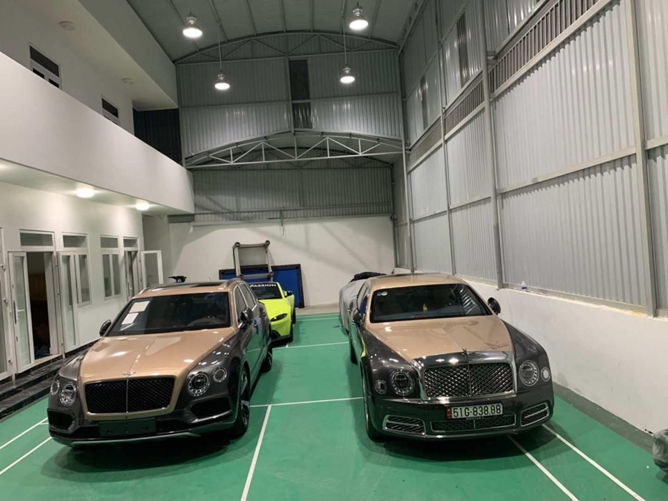 Đ&acirc;y l&agrave; h&igrave;nh ảnh của bộ đ&ocirc;i si&ecirc;u xe Lamborghini Aventador S LP740-4 v&agrave; Aston Martin Vantage V8 2018 c&ugrave;ng xe si&ecirc;u sang Bentley Mulsanne EWB ch&iacute;nh h&atilde;ng ở trong garage của doanh nh&acirc;n quận 12 l&uacute;c chiếc SUV si&ecirc;u sang Bentley Bentayga V8 chưa về nước.