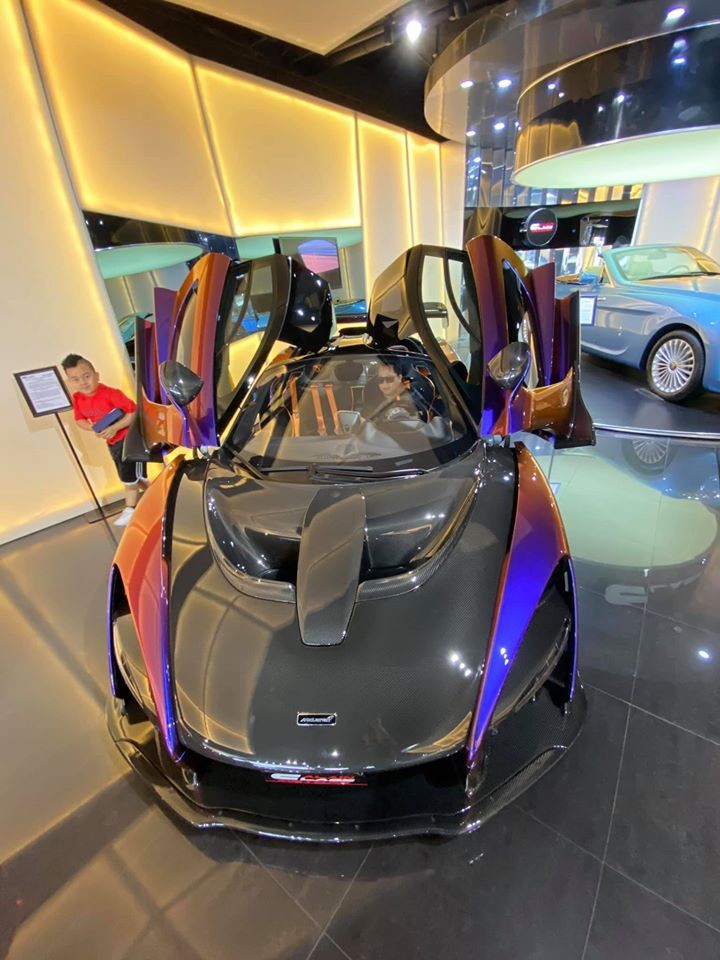 Doanh nh&acirc;n quận 12 ngồi thử trong khoang l&aacute;i McLaren Senna m&agrave;u sơn ngọc trai Cerberus Pearl tại showroom đại l&yacute; Al Ain Class Motors ở Dubai, c&ograve;n cư d&acirc;n mạng đang h&oacute;ng người n&agrave;y sớm l&aacute;i si&ecirc;u xe triệu đ&ocirc; n&agrave;y ở Việt Nam