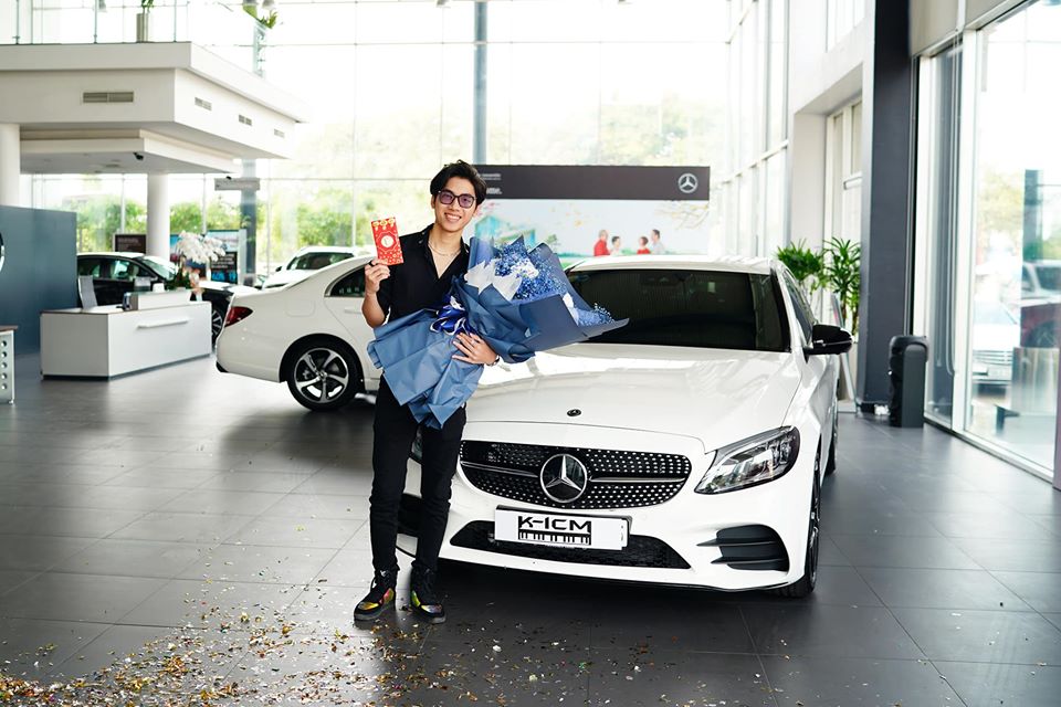 Giữa ồn ào với Jack, K-ICM đi nhận bàn giao xe sang Mercedes-Benz C300 AMG 2020 trị giá 1,9 tỷ đồng