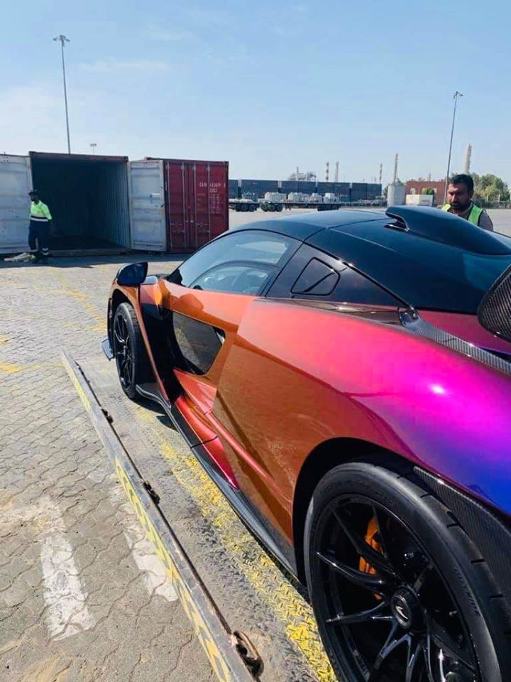 H&igrave;nh ảnh McLaren Senna m&agrave;u si&ecirc;u độc v&agrave;o container được người bạn của doanh nh&acirc;n quận 12 chia sẻ l&ecirc;n mạng