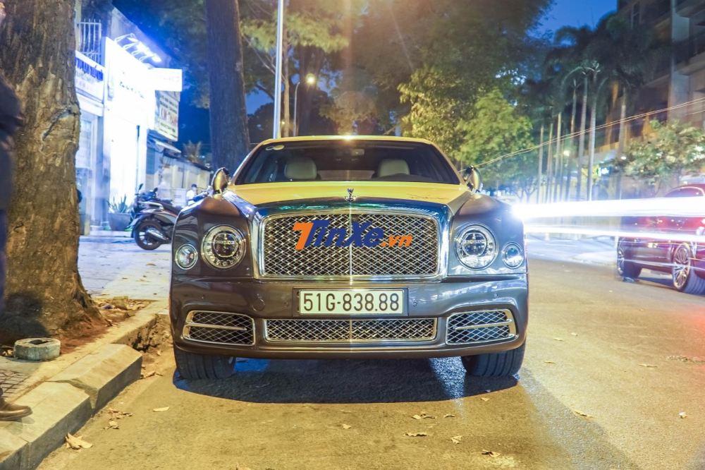  Bentley Mulsanne EWB 2018 mua ch&iacute;nh h&atilde;ng của đại gia quận 12. Xe sở hữu biển tam hoa 8 v&agrave; c&ograve;n c&oacute; cặp 88 đi c&ugrave;ng cặp biển 68-78 của Aston Martin V8 Vantage v&agrave; Lamborghini Aventador S LP740-4