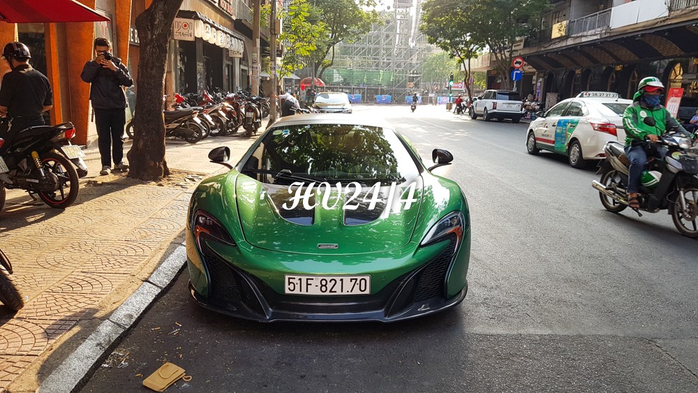 Chiếc McLaren 650S Spider n&agrave;y từng c&oacute; m&agrave;u cam sẫm v&agrave; sau đ&oacute; được &ocirc;ng Đặng L&ecirc; Nguy&ecirc;n Vũ sơn đổi m&agrave;u lại th&agrave;nh trắng