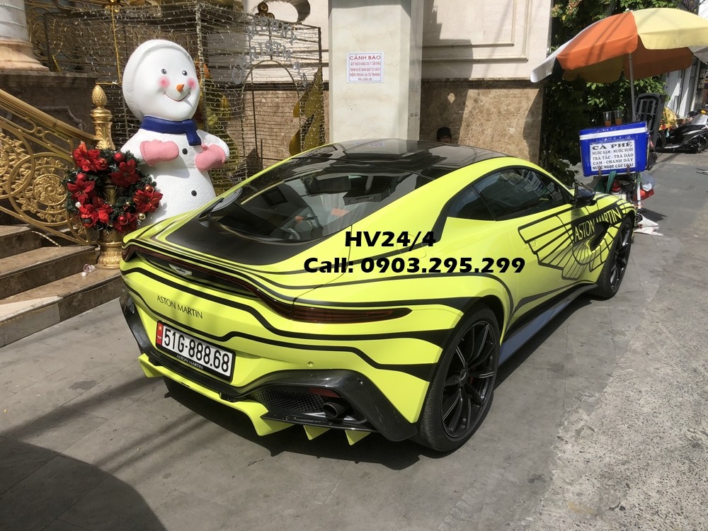 Si&ecirc;u xe Aston Martin V8 Vantage 2018 được trang bị động cơ V8, tăng &aacute;p k&eacute;p, dung t&iacute;ch 4.0 l&iacute;t, tạo ra c&ocirc;ng suất tối đa 510 m&atilde; lực v&agrave; m&ocirc;-men xoắn cực đại 685 Nm. Động cơ kết hợp với hộp số tự động ZF 8 cấp v&agrave; hệ dẫn động cầu sau, nhờ đ&oacute;, Aston Martin V8 Vantage 2018 của doanh nh&acirc;n quận 12 chỉ mất khoảng thời gian 3,6 gi&acirc;y l&agrave; c&oacute; khả năng tăng tốc từ vị tr&iacute; xuất ph&aacute;t l&ecirc;n 100 km/h trước khi đạt vận tốc tối đa 314 km/h.