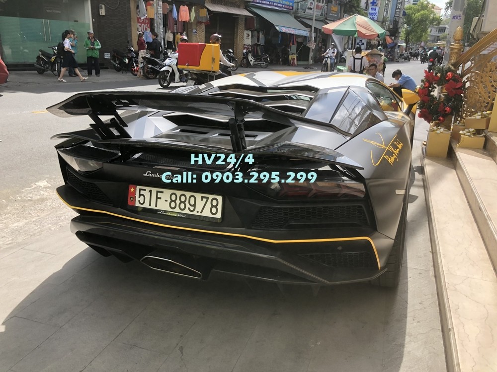  Chưa hết, trước đ&oacute; doanh nh&acirc;n quận 12 c&ograve;n đầu tư cho si&ecirc;u xe Lamborghini Aventador S LP740-4 độc nhất Việt Nam ống xả độ si&ecirc;u hiếm của Ryft. Khẩu ph&aacute;o n&agrave;y c&oacute; t&ecirc;n gọi đầy đủ l&agrave; Ryft Titanium Race chỉ giới hạn khoảng 18 bộ tr&ecirc;n thế giới v&agrave; c&oacute; gi&aacute; gần 190 triệu đồng tại Mỹ. 