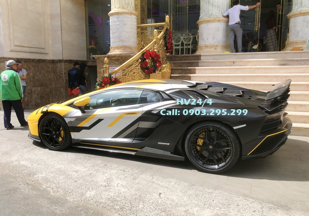 G&oacute;i độ body kit bằng carbon của chiếc si&ecirc;u xe Lamborghini Aventador S LP740-4 đến từ h&atilde;ng độ c&ograve;n kh&aacute; xa lạ với giới m&ecirc; xe ch&iacute;nh l&agrave; 1016 Industries. Bản độ n&agrave;y mang đến bộ nắp cap&ocirc; hiếu chiến bằng carbon, c&aacute;nh lướt gi&oacute; trước, ốp sườn v&agrave; cả cản va sau bằng carbon rất hầm hố.
