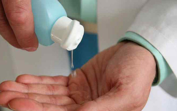 Nước rửa tay kh&ocirc; gi&uacute;p l&agrave;m sạch b&agrave;n tay một c&aacute;ch tiện lợi
