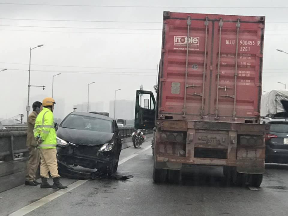 Lực lượng chức năng có mặt tại hiện trường vụ tai nạn