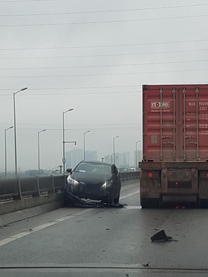Hiện trường vụ tai nạn trên đường vành đai 3 trên cao