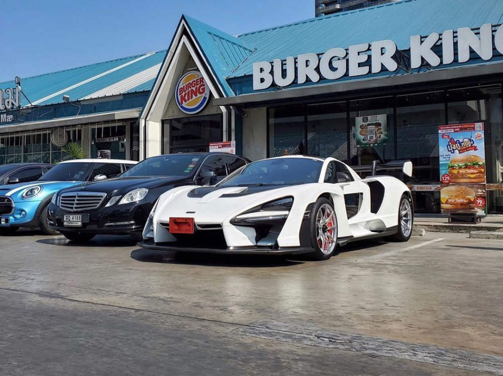 McLaren Senna đầu ti&ecirc;n lăn b&aacute;nh tr&ecirc;n đường phố Th&aacute;i Lan c&oacute; ngoại thất sơn m&agrave;u trắng