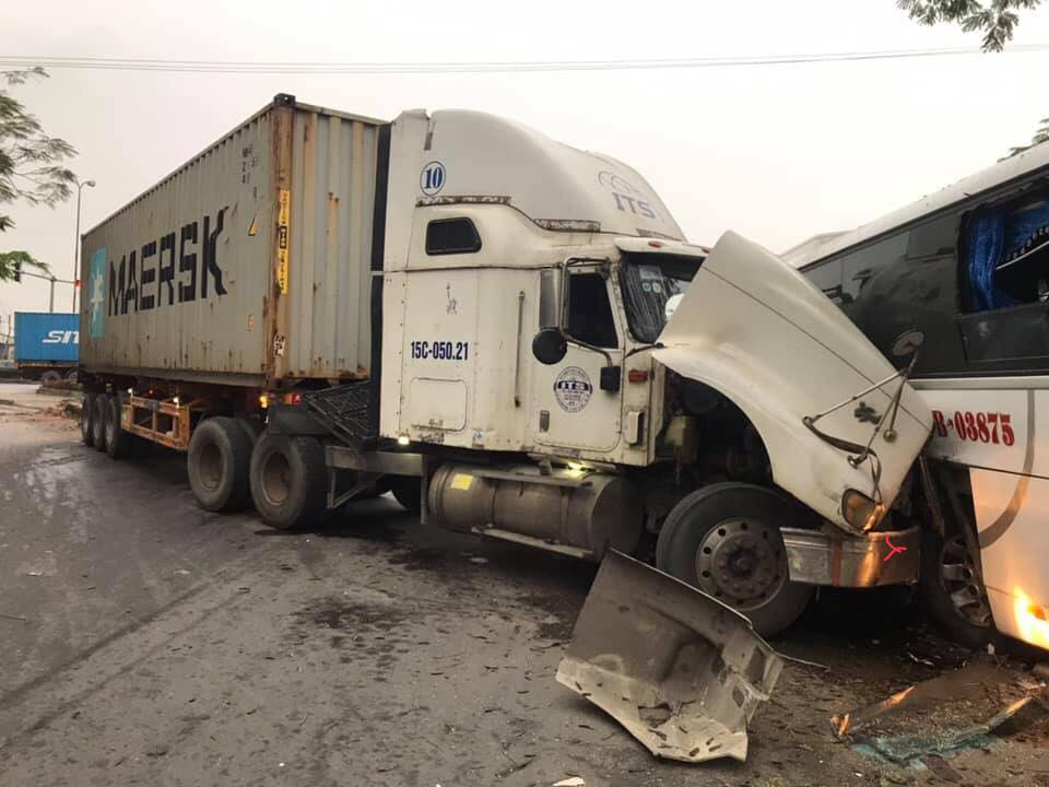 C&ograve;n đ&acirc;y l&agrave; thiệt hại của xe container