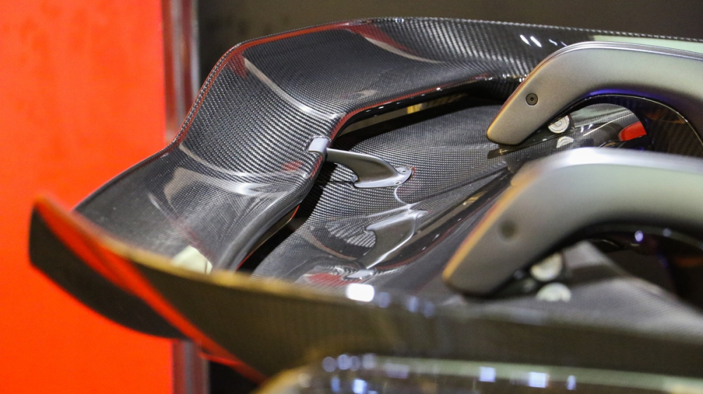 C&aacute;nh gi&oacute; đu&ocirc;i ph&iacute;a sau của si&ecirc;u xe McLaren Senna mang m&agrave;u Cerberus Pearl xếp 2 tầng gi&uacute;p xe tăng lực &eacute;p tốt nhất xuống mặt đường khi di chuyển tốc độ cao.