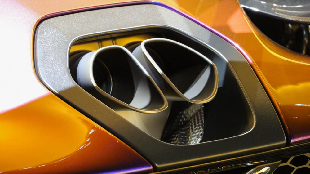 Cụ thể l&agrave; thay v&igrave; sử dụng loại ống xả xếp h&igrave;nh tam gi&aacute;c, chiếc si&ecirc;u xe triệu đ&ocirc; McLaren Senna sắp về Việt Nam c&oacute; ống xả k&eacute;p, đ&acirc;y c&oacute; thể l&agrave; sự độc đ&aacute;o cho chiếc McLaren Senna ở Việt Nam so với c&aacute;c xe kh&aacute;c trong khu vực Asean.