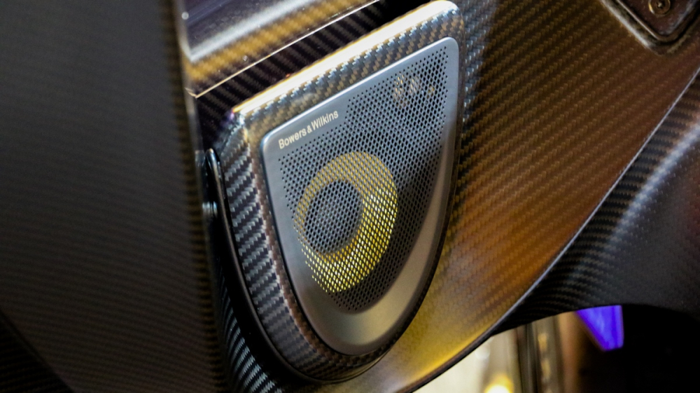 Bộ loa h&agrave;ng xịn Bowers & Wilkins tr&ecirc;n si&ecirc;u xe McLaren Senna mang m&agrave;u Cerberus Pearl c&oacute; viền loa ho&agrave;n th&agrave;nh m&agrave;u cam.