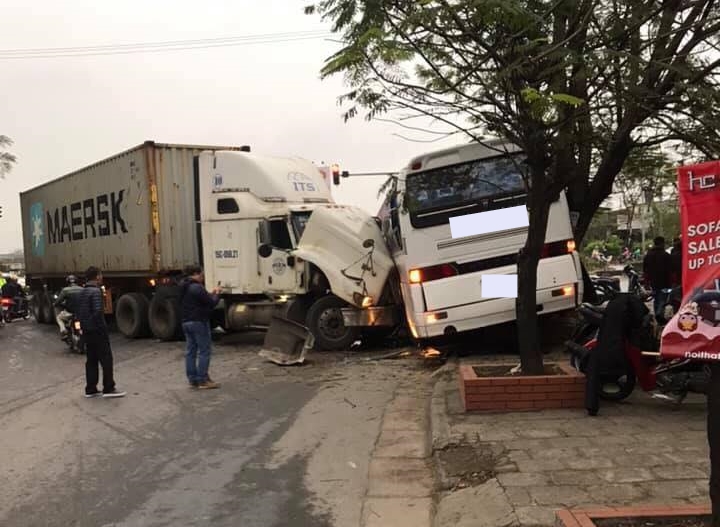 Hiện trường vụ tai nạn xe container mất l&aacute;i t&ocirc;ng v&agrave;o xe chở c&ocirc;ng nh&acirc;n
