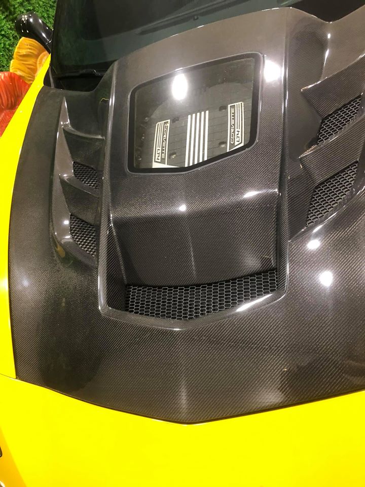 Chiếc Chevrolet Corvette C7 Z06 Convertible này được độ nắp capô phía trước bằng carbon Chiếc Chevrolet Corvette C7 Z06 Convertible này được độ nắp capô phía trước bằng carbon