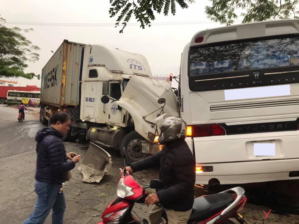 Vụ tai nạn n&agrave;y l&agrave;m2 người bị thương nhưng kh&ocirc;ng nguy hiểm g&igrave; đến t&iacute;nh mạng