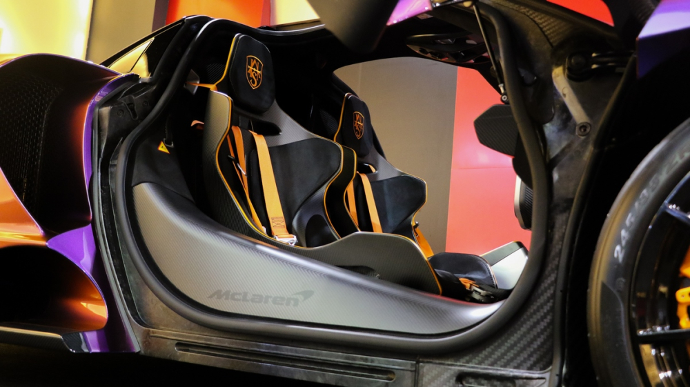 Nội thất si&ecirc;u xe McLaren Senna mang m&agrave;u Cerberus Pearl với điểm nhấn ch&iacute;nh l&agrave; da m&agrave;u đen sợi carbon v&agrave; c&aacute;c sọc m&agrave;u cam