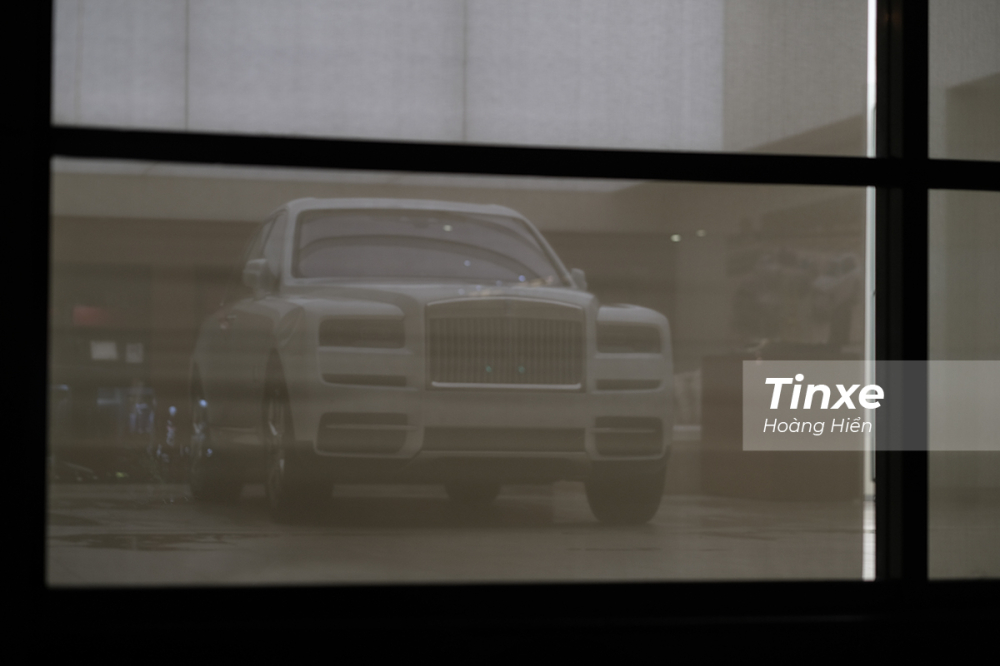 Mức giá bán của chiếc Rolls-Royce Cullinan xuất hiện trong showroom Rolls-Royce Motor Cars Hanoi vẫn chưa được tiết lộ.