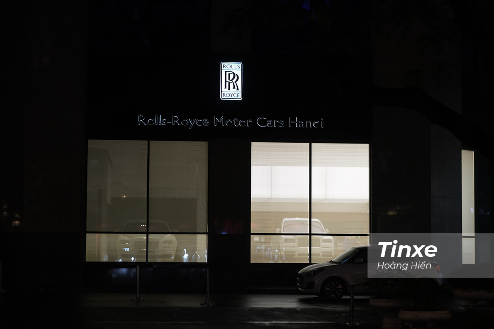 Rolls-Royce Cullinan âm thầm về showroom trong tối ngày 4/2/2020.