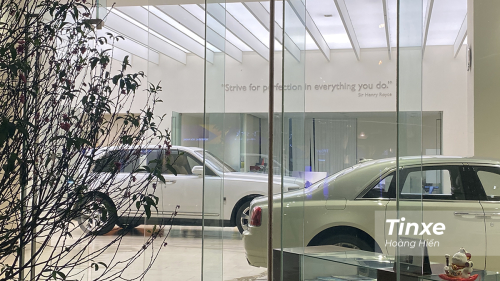 Chiếc SUV siêu sang Rolls-Royce Cullinan được đặt chính giữa showroom chính hãng Rolls-Royce Motor Cars Hanoi để chuẩn bị giới thiệu.