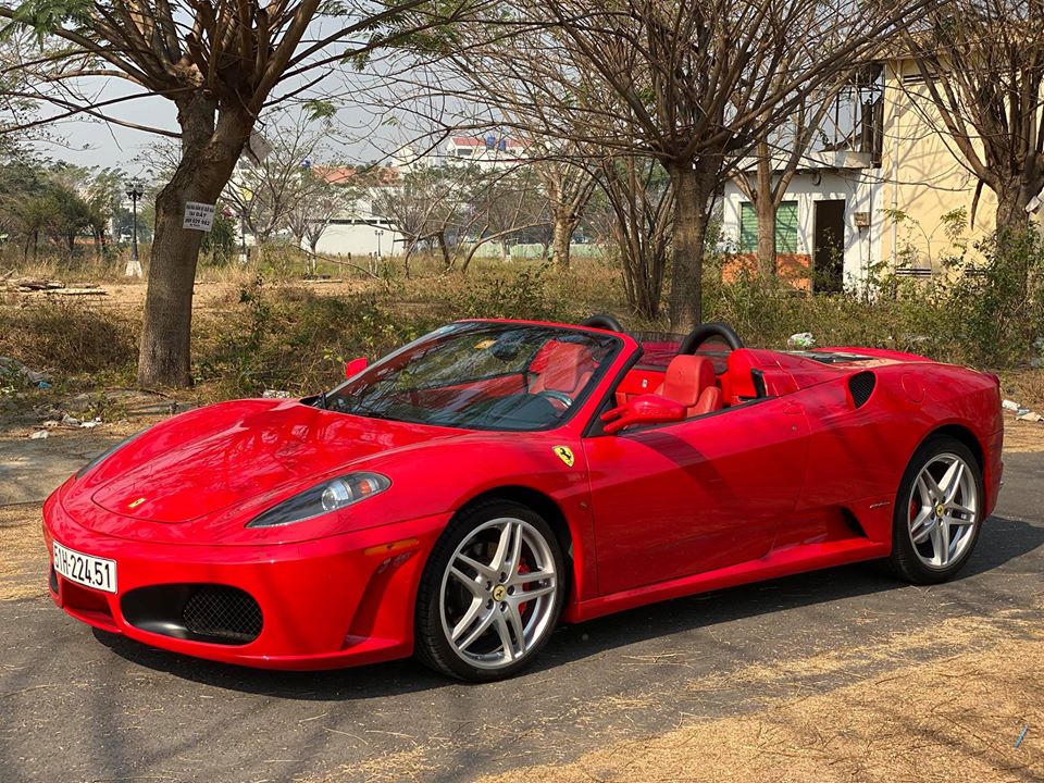 Ferrari F430 Spider mui trần phủ bụi năm xưa hiện đ&atilde; được &ocirc;ng chủ c&ocirc;ng ty nhập khẩu tư nh&acirc;n chăm s&oacute;c xe kh&aacute; cẩn thận