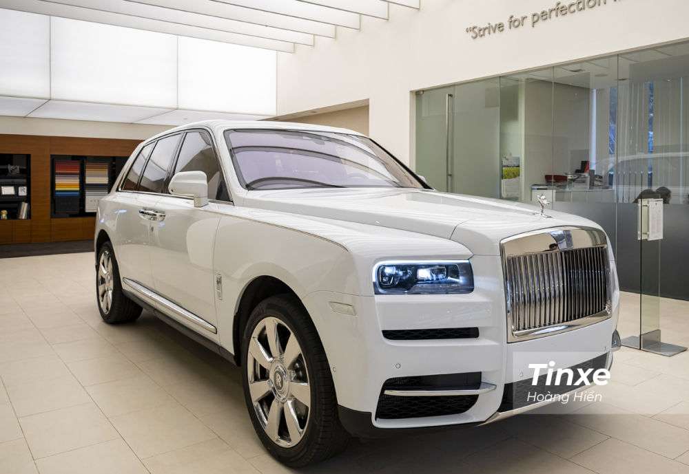 Rolls-Royce Cullinan nhập khẩu ch&iacute;nh h&atilde;ng đầu ti&ecirc;n tại Việt Nam.