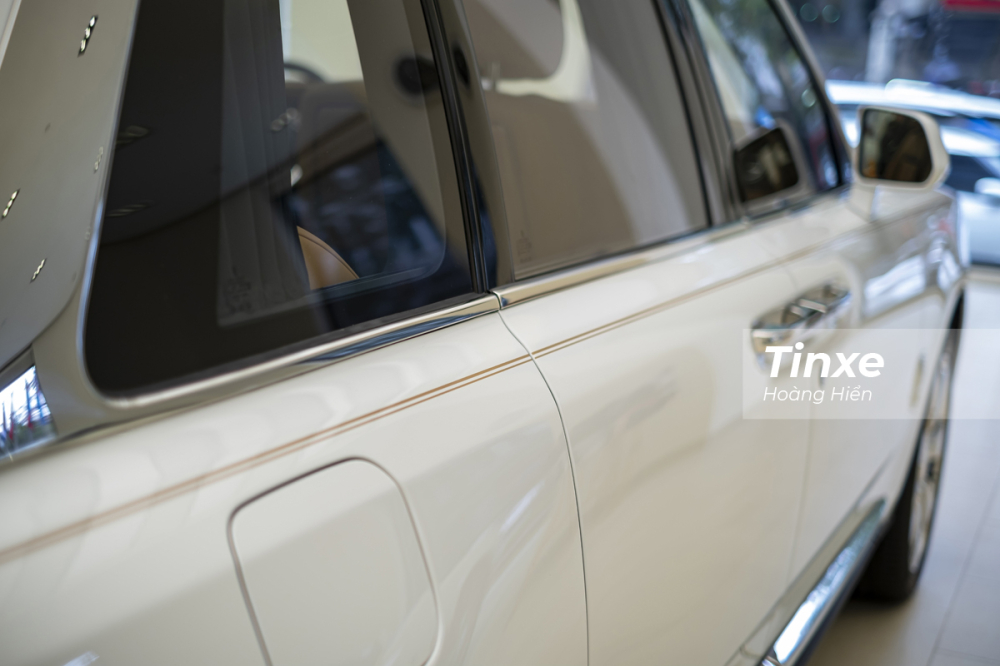 Đường Coach Line vẽ thủ c&ocirc;ng tr&ecirc;n th&acirc;n xe Rolls-Royce Cullinan.