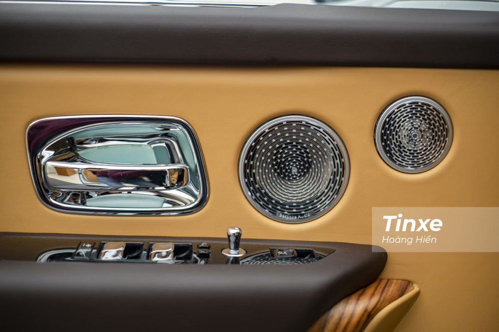 Hệ thống &acirc;m thanh cao cấp Rolls-Royce Bespoke Audio được l&agrave;m ri&ecirc;ng theo &yacute; chủ nh&acirc;n chiếc xe với 18 loa c&ocirc;ng suất 1.300W.