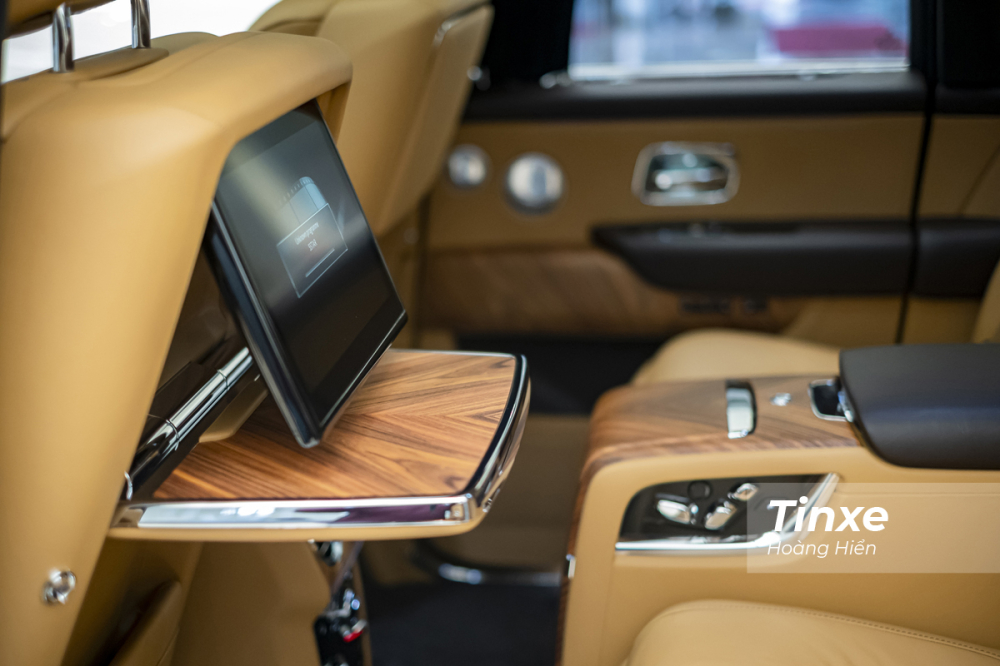 B&agrave;n l&agrave;m việc v&agrave; m&agrave;n h&igrave;nh giải tr&iacute; d&agrave;nh cho h&agrave;nh kh&aacute;ch tr&ecirc;n Rolls-Royce Cullinan.