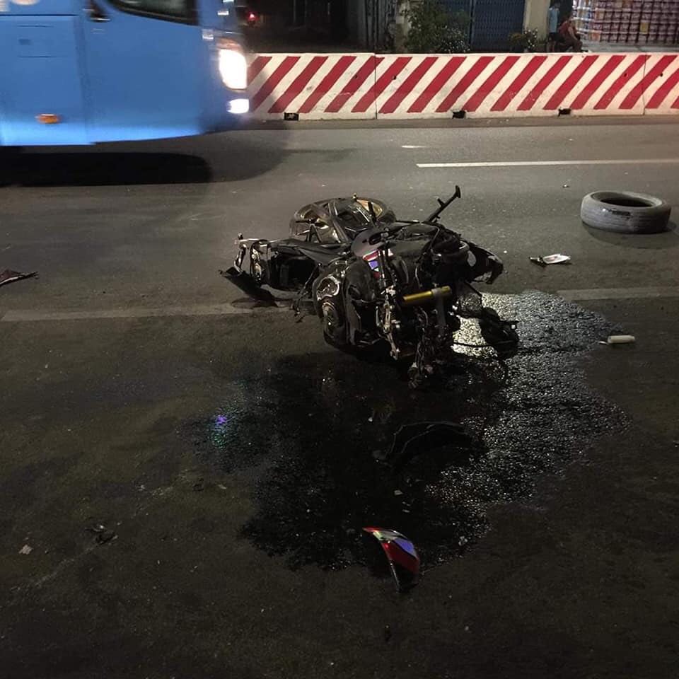 Chiếc xe hư hại to&agrave;n bộ d&agrave;n vỏ v&agrave; d&agrave;n đầu