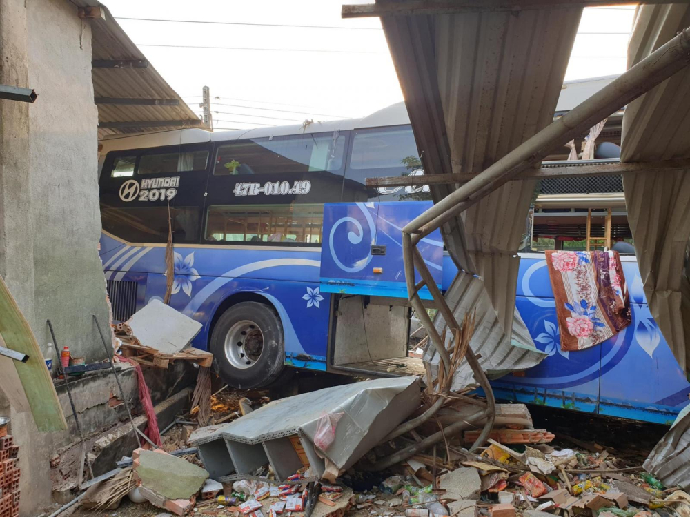 Vụ tai nạn khiến ng&ocirc;i nh&agrave; b&ecirc;n đường bị sập một phần