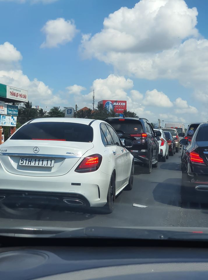 Gi&aacute; trị của chiếc Mercedes-Benz C300 AMG 2020 n&agrave;y chắc chắn sẽ tăng cao khi đeo biển ngũ qu&yacute; 1 